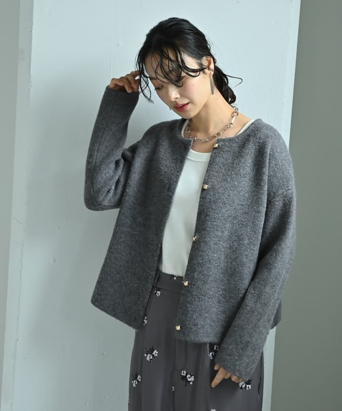 STYLE DELI(スタイルデリ)の「【BLK001】ノーカラーゴールドボタンカーディガン(カーディガン/ボレロ・レディース・ダークグレー/ベージュ・FREE)」の9枚目の写真