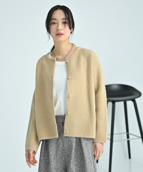 STYLE DELI(スタイルデリ)の「【BLK001】ノーカラーゴールドボタンカーディガン(カーディガン/ボレロ・レディース・ダークグレー/ベージュ・FREE)」の10枚目の写真