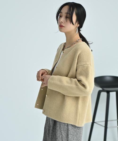 STYLE DELI(スタイルデリ)の「【BLK001】ノーカラーゴールドボタンカーディガン(カーディガン/ボレロ・レディース・ダークグレー/ベージュ・FREE)」の11枚目の写真