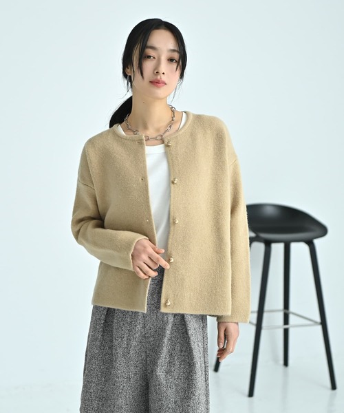 STYLE DELI(スタイルデリ)の「【BLK001】ノーカラーゴールドボタンカーディガン(カーディガン/ボレロ・レディース・ダークグレー/ベージュ・FREE)」の14枚目の写真