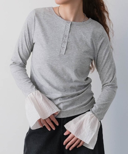 aquagarage(アクアガレージ)の「フライスリブ袖口フリルヘンリーネックトップス(Tシャツ/カットソー・レディース・ブラック/オフホワイト/杢グレー・FREE)」の3枚目の写真