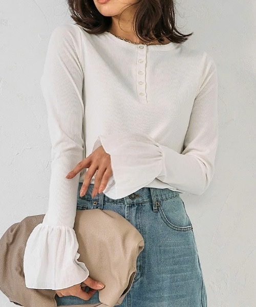 aquagarage(アクアガレージ)の「フライスリブ袖口フリルヘンリーネックトップス(Tシャツ/カットソー・レディース・ブラック/オフホワイト/杢グレー・FREE)」の1枚目の写真