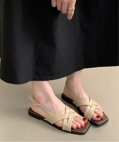 &soiree(アンドソワレ)の「フェイクレザークロスストラップサンダル(サンダル・レディース・アイボリー/ブラック・22.5cm/23.0cm/23.5cm/24.0cm/24.5cm/25.0cm/25.5cm)」の1枚目の写真