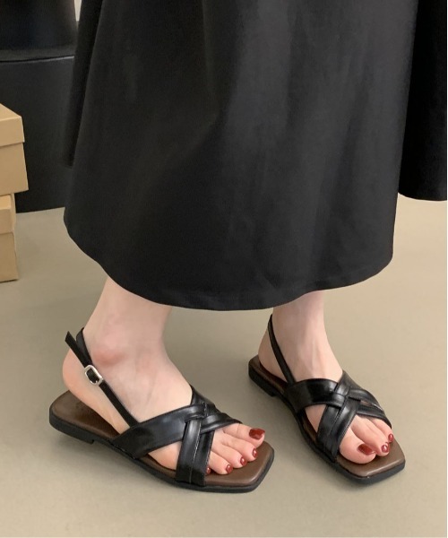 &soiree(アンドソワレ)の「フェイクレザークロスストラップサンダル(サンダル・レディース・アイボリー/ブラック・22.5cm/23.0cm/23.5cm/24.0cm/24.5cm/25.0cm/25.5cm)」の2枚目の写真