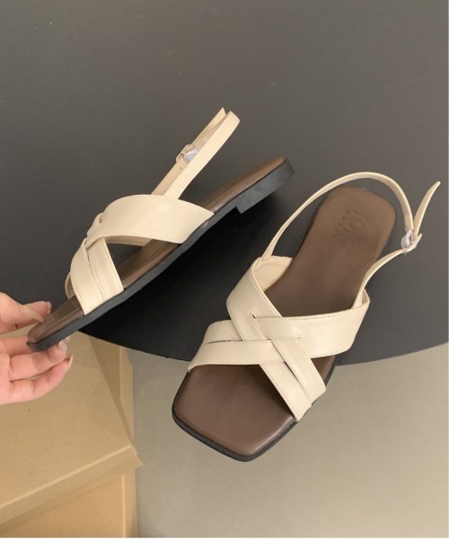 &soiree(アンドソワレ)の「フェイクレザークロスストラップサンダル(サンダル・レディース・アイボリー/ブラック・22.5cm/23.0cm/23.5cm/24.0cm/24.5cm/25.0cm/25.5cm)」の4枚目の写真