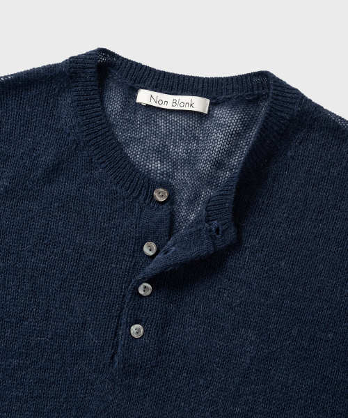 NONBLANK（ノンブランク）の「クロップヘンリーネックLSニット_NAVY（ニット/セーター・メンズ・ネイビー・MEDIUM/LARGE/X-LARGE）」の4枚目の写真