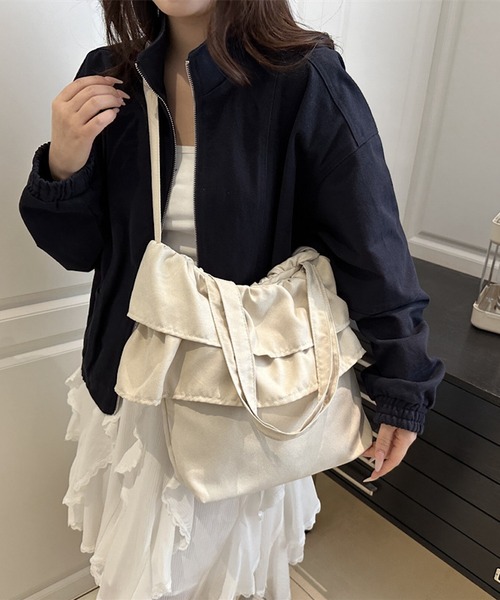 VIBGYOR(ヴィブジョー)の「Mignonjour/フリルトートバッグ M2933(トートバッグ・レディース・ブラック/アイボリー・FREE)」の6枚目の写真