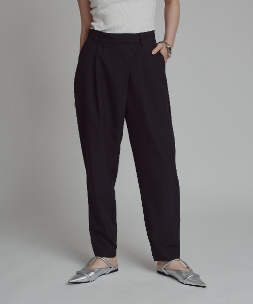 W:Huku(フーク)の「【W:Huku / シルキーサマーツイル】接触冷感 テーパード ラップ スラックス パンツ / Silky Summer Twill Tapered Wrap Pants(その他パンツ・レディース・ブラック/ベージュ/グレー・L/M)」の2枚目の写真