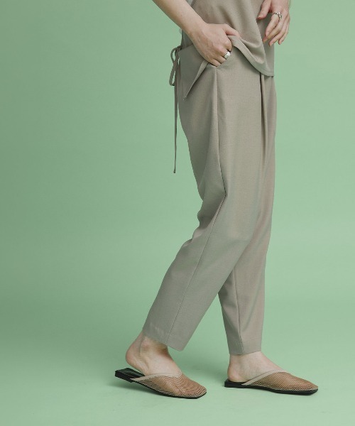 W:Huku(フーク)の「【W:Huku / シルキーサマーツイル】接触冷感 テーパード ラップ スラックス パンツ / Silky Summer Twill Tapered Wrap Pants(その他パンツ・レディース・ブラック/ベージュ/グレー・L/M)」の9枚目の写真