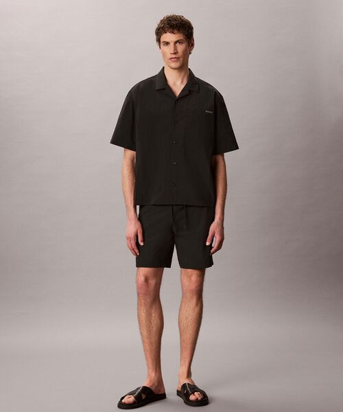 Calvin Klein(カルバン・クライン)の「ショートスリーブソリッドキャンプカラーシャツ(シャツ/ブラウス・メンズ・ブラック・M/L/S)」の7枚目の写真