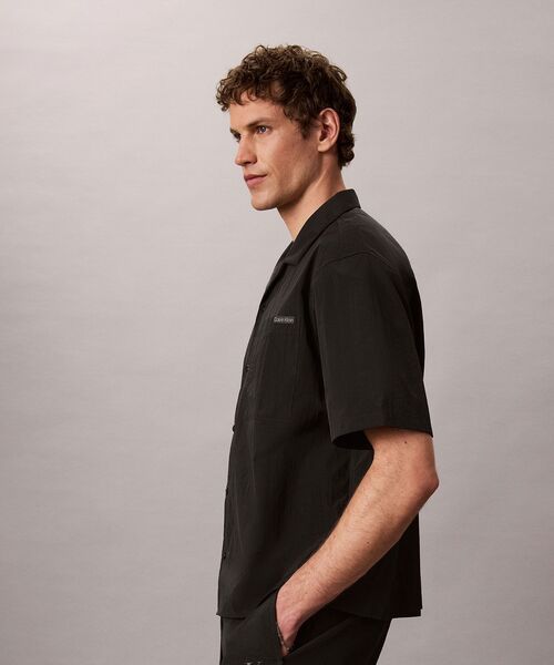 Calvin Klein(カルバン・クライン)の「ショートスリーブソリッドキャンプカラーシャツ(シャツ/ブラウス・メンズ・ブラック・M/L/S)」の6枚目の写真