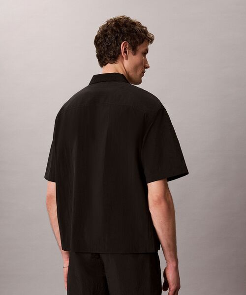 Calvin Klein(カルバン・クライン)の「ショートスリーブソリッドキャンプカラーシャツ(シャツ/ブラウス・メンズ・ブラック・M/L/S)」の5枚目の写真