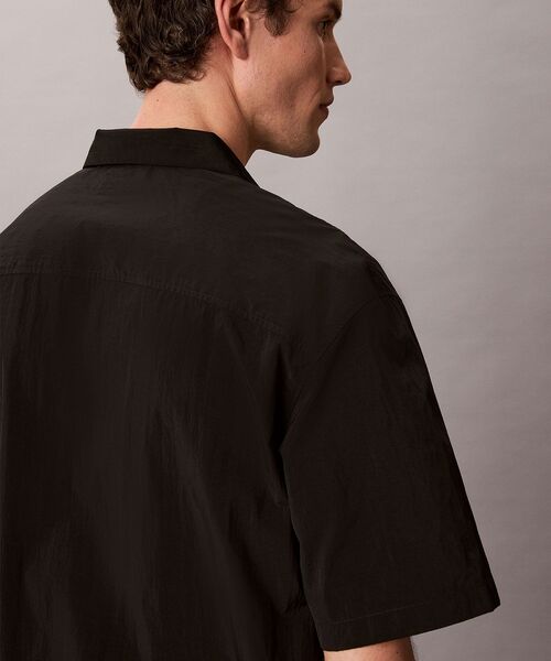 Calvin Klein(カルバン・クライン)の「ショートスリーブソリッドキャンプカラーシャツ(シャツ/ブラウス・メンズ・ブラック・M/L/S)」の4枚目の写真
