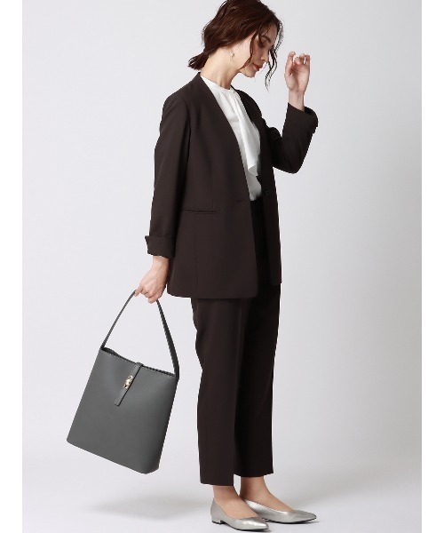 SUIT SQUARE(スーツスクエア)の「WEB限定/スタンドカラーラッフルブラウス/ハンドウォッシュ/ヘビークレープ/無地(シャツ/ブラウス・レディース・ベージュ/ホワイト/ラベンダー・38/40)」の15枚目の写真