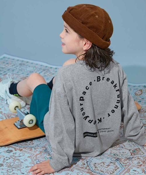 devirock(デビロック)の「綿100% デビラボ BIGシルエット プリント袖リブ 長袖Tシャツ(Tシャツ/カットソー・キッズ・ベージュ系その他/ピンク系その他/ブラック系その他3/ブラック系その他4/ブラック系その他6/グレー系その他2/ブルー系その他2/グレー系その他3/ベージュ系その他3/ベージュ系その他2/ブラック系その他5/ブラック系その他2/ブラウン系その他/ブラック系その他/ブルー系その他/グリーン系その他/グレー系その他・90cm/120cm/100cm/130cm/110cm/160cm/140cm/150cm)」の10枚目の写真