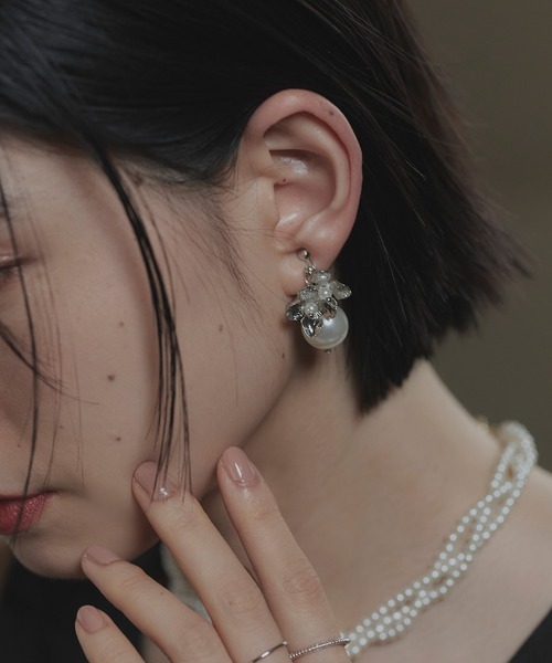 RUIRUE BOUTIQUE(ルイルエブティック)の「メタル フラワー パール イヤリング | 揺れるイヤリング・オケージョンイヤリング・アクセサリー・結婚式アクセサリー(イヤリング・レディース・ゴールド/シルバー・FREE)」の1枚目の写真