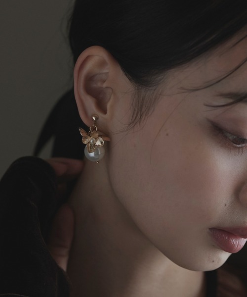 RUIRUE BOUTIQUE(ルイルエブティック)の「メタル フラワー パール イヤリング | 揺れるイヤリング・オケージョンイヤリング・アクセサリー・結婚式アクセサリー(イヤリング・レディース・ゴールド/シルバー・FREE)」の2枚目の写真