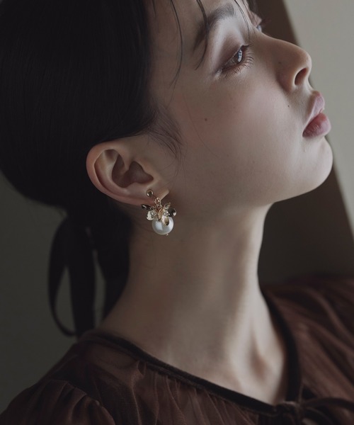 RUIRUE BOUTIQUE(ルイルエブティック)の「メタル フラワー パール イヤリング | 揺れるイヤリング・オケージョンイヤリング・アクセサリー・結婚式アクセサリー(イヤリング・レディース・ゴールド/シルバー・FREE)」の7枚目の写真