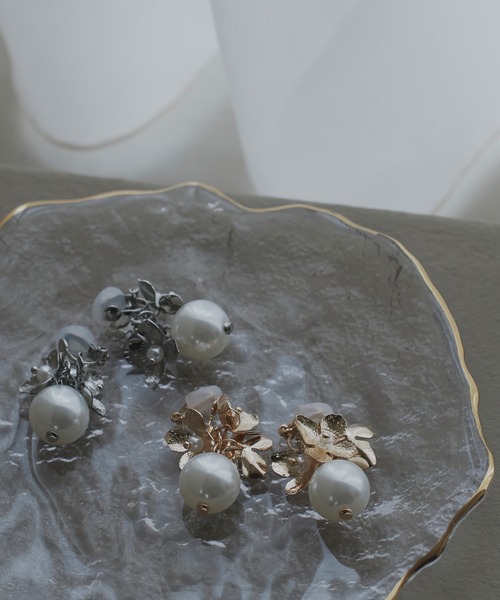 RUIRUE BOUTIQUE(ルイルエブティック)の「メタル フラワー パール イヤリング | 揺れるイヤリング・オケージョンイヤリング・アクセサリー・結婚式アクセサリー(イヤリング・レディース・ゴールド/シルバー・FREE)」の3枚目の写真