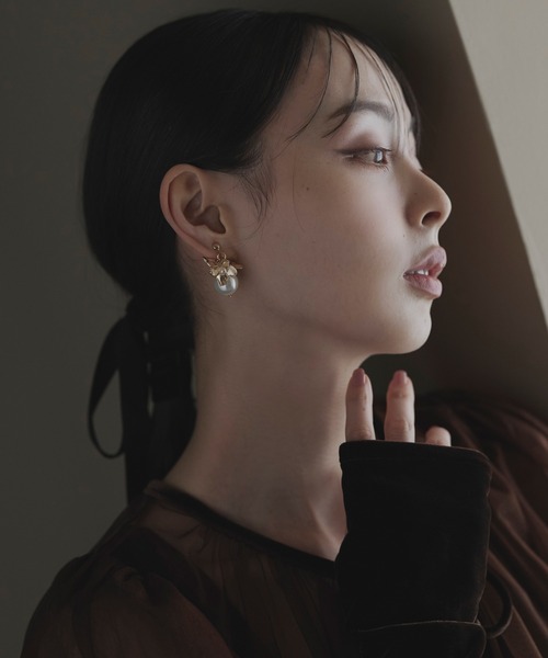 RUIRUE BOUTIQUE(ルイルエブティック)の「メタル フラワー パール イヤリング | 揺れるイヤリング・オケージョンイヤリング・アクセサリー・結婚式アクセサリー(イヤリング・レディース・ゴールド/シルバー・FREE)」の4枚目の写真