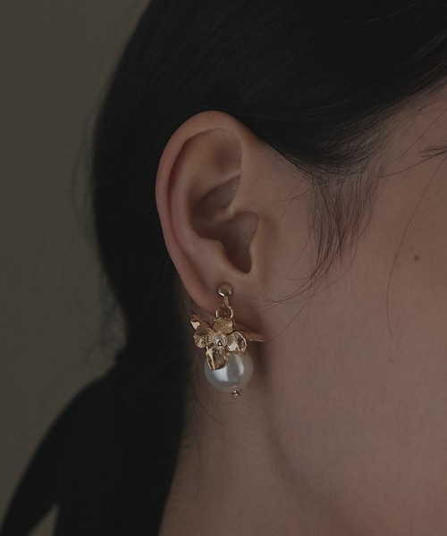 RUIRUE BOUTIQUE(ルイルエブティック)の「メタル フラワー パール イヤリング | 揺れるイヤリング・オケージョンイヤリング・アクセサリー・結婚式アクセサリー(イヤリング・レディース・ゴールド/シルバー・FREE)」の5枚目の写真