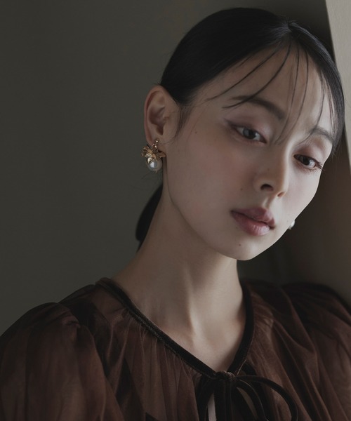 RUIRUE BOUTIQUE(ルイルエブティック)の「メタル フラワー パール イヤリング | 揺れるイヤリング・オケージョンイヤリング・アクセサリー・結婚式アクセサリー(イヤリング・レディース・ゴールド/シルバー・FREE)」の6枚目の写真