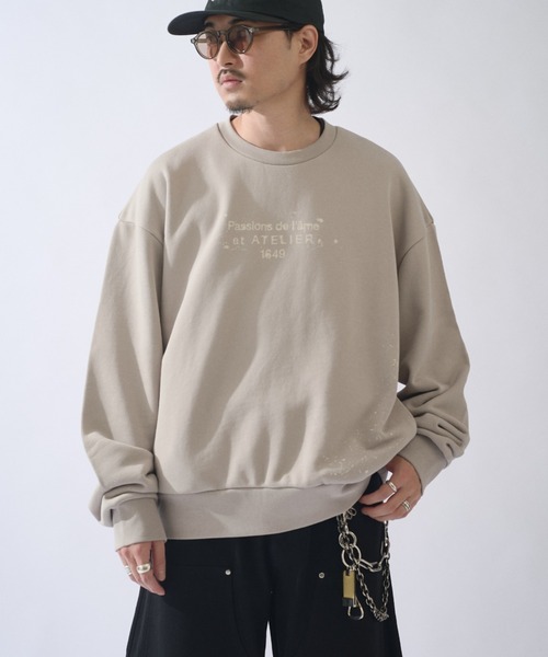Lui's(ルイス)の「SURJENT オーバーサイズステンシルスウェット(スウェット・メンズ・グレー/ブラック・1/2)」の2枚目の写真