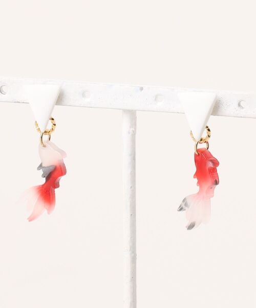 tone(トーン)の「atelier*mio/ポリマークレイ × 金魚 ピアス(ピアス(両耳用)・レディース・ブラック系その他/ホワイト/ブラック/レッド系その他/ホワイト系その他/レッド・FREE)」の2枚目の写真