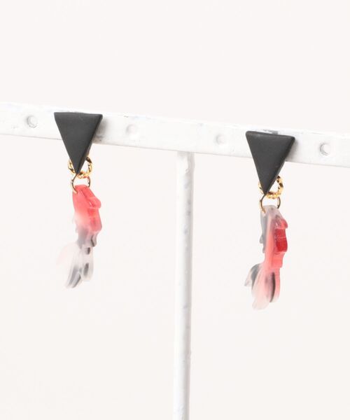 tone(トーン)の「atelier*mio/ポリマークレイ × 金魚 ピアス(ピアス(両耳用)・レディース・ブラック系その他/ホワイト/ブラック/レッド系その他/ホワイト系その他/レッド・FREE)」の4枚目の写真