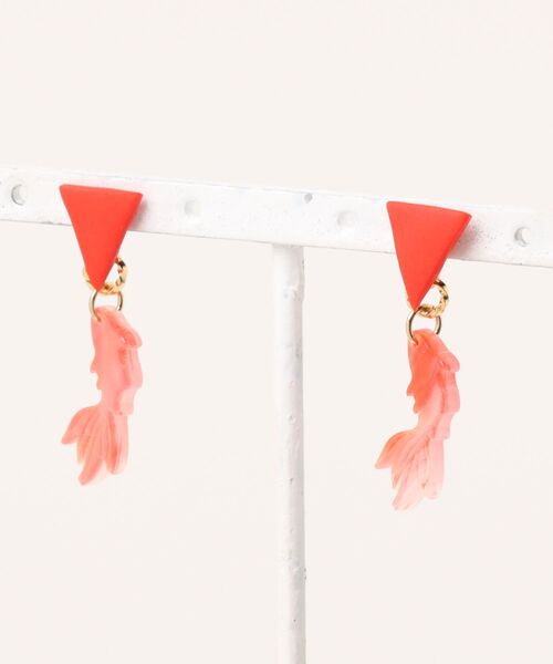 tone(トーン)の「atelier*mio/ポリマークレイ × 金魚 ピアス(ピアス(両耳用)・レディース・ブラック系その他/ホワイト/ブラック/レッド系その他/ホワイト系その他/レッド・FREE)」の5枚目の写真