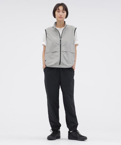 MARGARET HOWELL(マーガレットハウエル)の「RECYCLED NYLON LIGHTWEIGHT RIP STOP TROUSERS(その他パンツ・レディース・グレー系その他/ネイビー系1・1/2)」の17枚目の写真