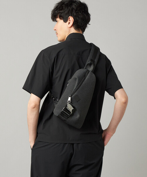 COMME CA MEN(コムサメン)の「ネオプレーントライアングル ボディーバッグ(ボディバッグ/ウエストポーチ・メンズ・チャコール・FREE)」の1枚目の写真