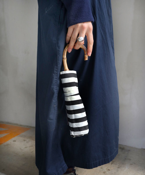 salle de bal（サルデバル）の「∴雨晴兼用 ボーダーかさ / ドットミニ折り畳み傘 竹手 ムジ/ドット 1311/1312（折りたたみ傘・レディース・ネイビー/レッド/ホワイト系その他/ホワイト系その他3/ブラック/ホワイト系その他2/オフホワイト/ピンク/ピンク系その他・FREE）」の3枚目の写真