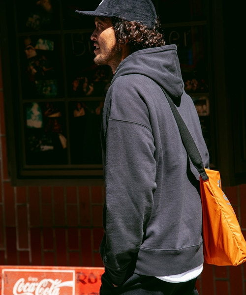 BAYFLOW（ベイフロー）の「【三浦理志×BAYFLOW】SURF & NORF サムホール付フーディ（パーカー・メンズ・ブラック/マスタード/ボルドー・SMALL/LARGE/MEDIUM）」の11枚目の写真