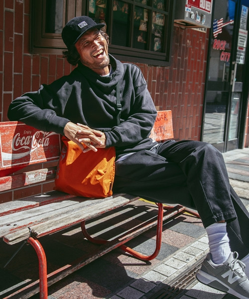 BAYFLOW（ベイフロー）の「【三浦理志×BAYFLOW】SURF & NORF サムホール付フーディ（パーカー・メンズ・ブラック/マスタード/ボルドー・SMALL/LARGE/MEDIUM）」の15枚目の写真