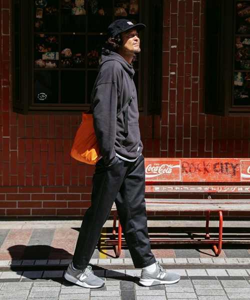 BAYFLOW（ベイフロー）の「【三浦理志×BAYFLOW】SURF & NORF サムホール付フーディ（パーカー・メンズ・ブラック/マスタード/ボルドー・SMALL/LARGE/MEDIUM）」の4枚目の写真