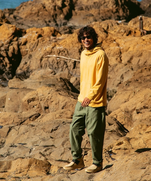 BAYFLOW（ベイフロー）の「【三浦理志×BAYFLOW】SURF & NORF サムホール付フーディ（パーカー・メンズ・ブラック/マスタード/ボルドー・SMALL/LARGE/MEDIUM）」の21枚目の写真