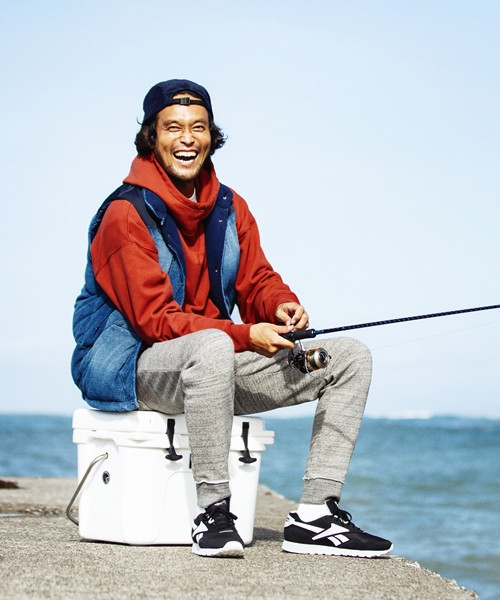 BAYFLOW（ベイフロー）の「【三浦理志×BAYFLOW】SURF & NORF サムホール付フーディ（パーカー・メンズ・ブラック/マスタード/ボルドー・SMALL/LARGE/MEDIUM）」の18枚目の写真