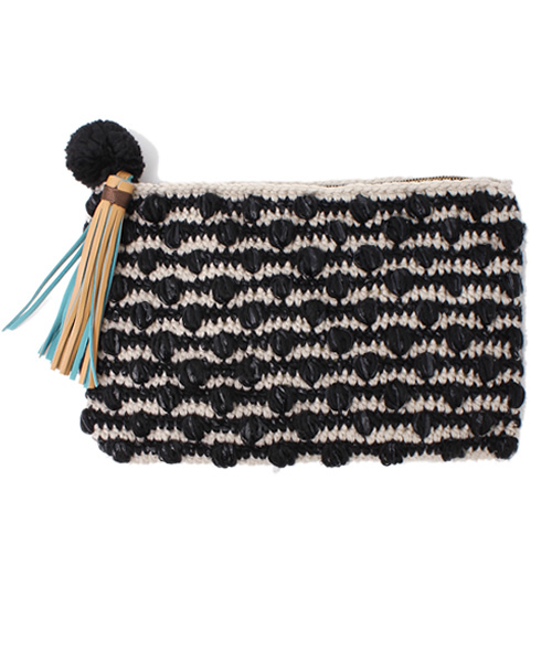 Another Edition（アナザーエディション）の「AE Ponpon CLT（クラッチバッグ・レディース・ブラック/レッド・フリー）」の2枚目の写真