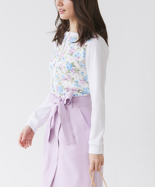 tocco closet（トッコ　クローゼット）の「フラワープリント切替パール釦リブカーディガン（カーディガン/ボレロ・レディース・ネイビー/オフホワイト・M）」の4枚目の写真