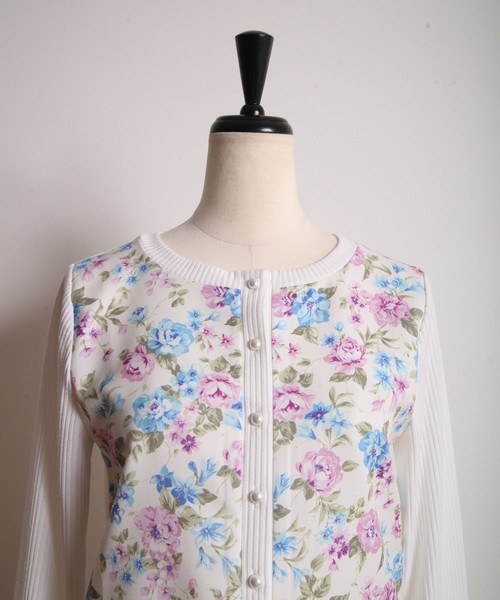 tocco closet（トッコ　クローゼット）の「フラワープリント切替パール釦リブカーディガン（カーディガン/ボレロ・レディース・ネイビー/オフホワイト・M）」の13枚目の写真