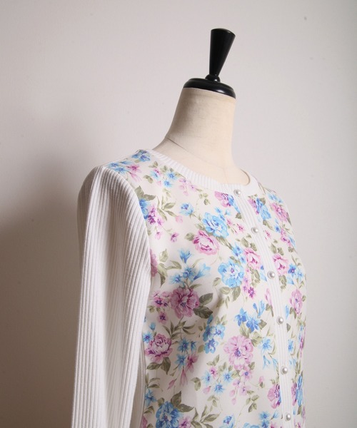 tocco closet（トッコ　クローゼット）の「フラワープリント切替パール釦リブカーディガン（カーディガン/ボレロ・レディース・ネイビー/オフホワイト・M）」の15枚目の写真