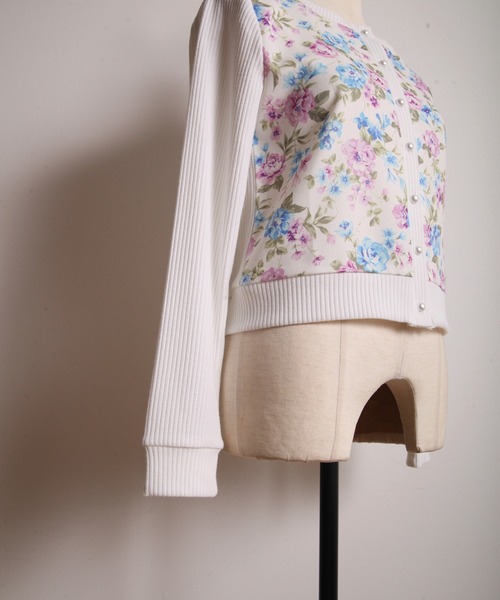 tocco closet（トッコ　クローゼット）の「フラワープリント切替パール釦リブカーディガン（カーディガン/ボレロ・レディース・ネイビー/オフホワイト・M）」の16枚目の写真