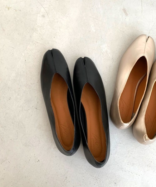 marjour（マージュール）の「TOE SLIT PUMPS（パンプス・レディース・ブラック/ゴールド・38/36/37）」の2枚目の写真