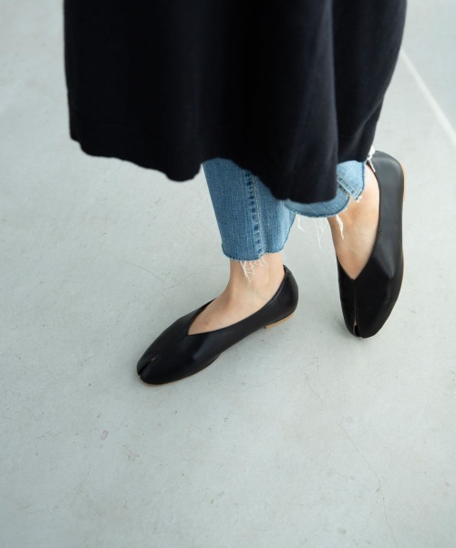 marjour（マージュール）の「TOE SLIT PUMPS（パンプス・レディース・ブラック/ゴールド・38/36/37）」の3枚目の写真