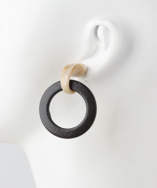 KBF+（ケービーエフプラス）の「KBF+　フェイクレザーピアス∴（ピアス（両耳用）・レディース・ダークブラウン/オフホワイト・ONE）」の8枚目の写真