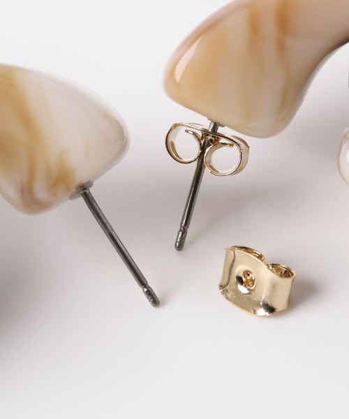 KBF+（ケービーエフプラス）の「KBF+　フェイクレザーピアス∴（ピアス（両耳用）・レディース・ダークブラウン/オフホワイト・ONE）」の4枚目の写真