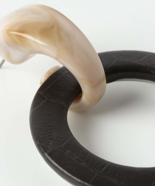 KBF+（ケービーエフプラス）の「KBF+　フェイクレザーピアス∴（ピアス（両耳用）・レディース・ダークブラウン/オフホワイト・ONE）」の5枚目の写真