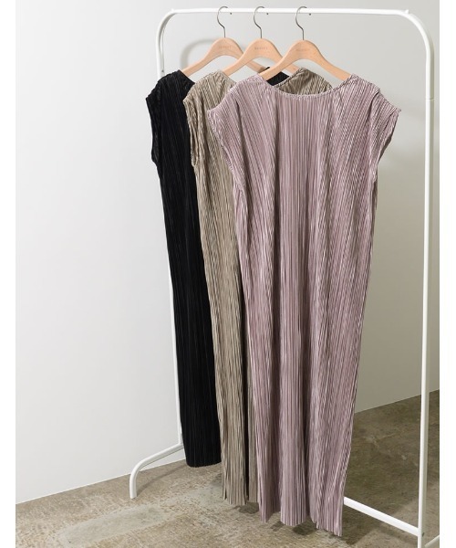 Re:EDIT（リエディ）の「グロッシーサテンプリーツバックリボンノースリーブワンピース（ワンピース・レディース・ピンク/ブラック/グレイッシュベージュ・SHORT/MEDIUM/LARGE）」の13枚目の写真