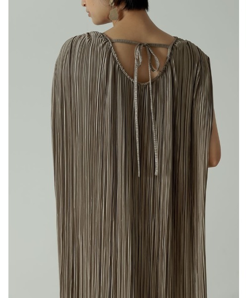 Re:EDIT（リエディ）の「グロッシーサテンプリーツバックリボンノースリーブワンピース（ワンピース・レディース・ピンク/ブラック/グレイッシュベージュ・SHORT/MEDIUM/LARGE）」の19枚目の写真